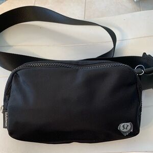 Lululemon Everywhere Belt bag in Black